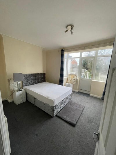 Newly renovated house with a spacious garden. Main Photo