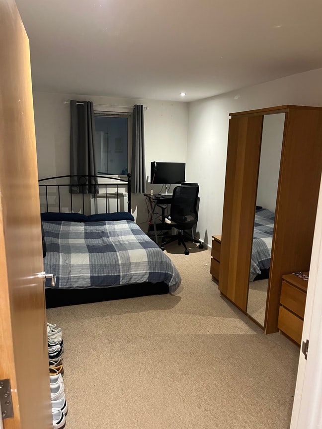 Spacious 2-Bed, 2-Bath Apartment in Salford Quays Main Photo