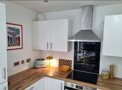 Room available in Media City Main Photo