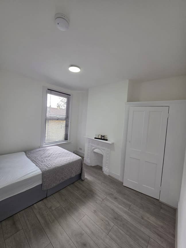 Double room in E12  Main Photo