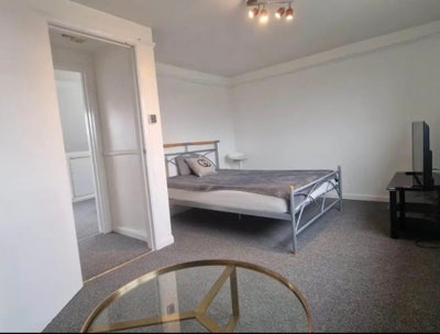  Spacious double room in Mitcham ( all bills in) Main Photo