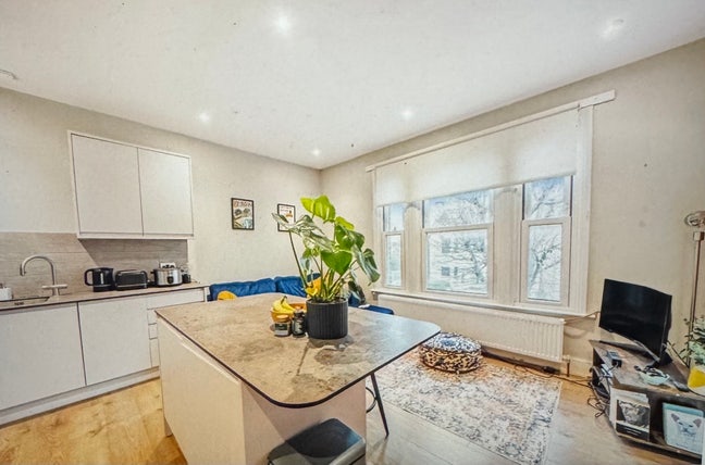 Double bedroom furnished in the centre of Balham Main Photo