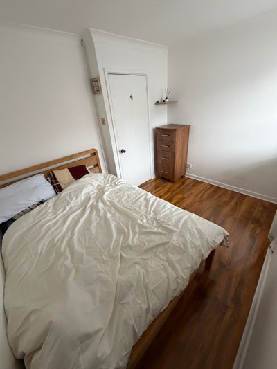 Double room in quiet clean home  Main Photo