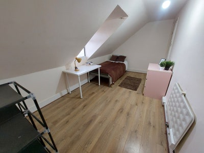 **Premium Single Rooms,10 Mins Walk To Station** Main Photo