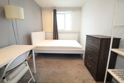 Modern Property in E1 - Garden and Living Room Main Photo