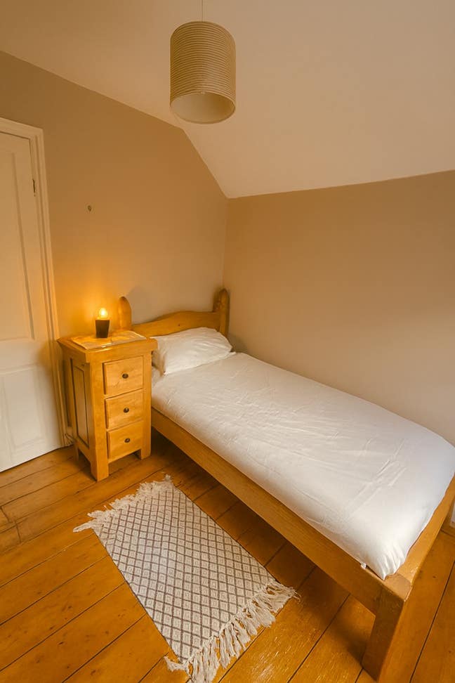 Two Bright Single Rooms on Cowley Road – Bills Inc Main Photo