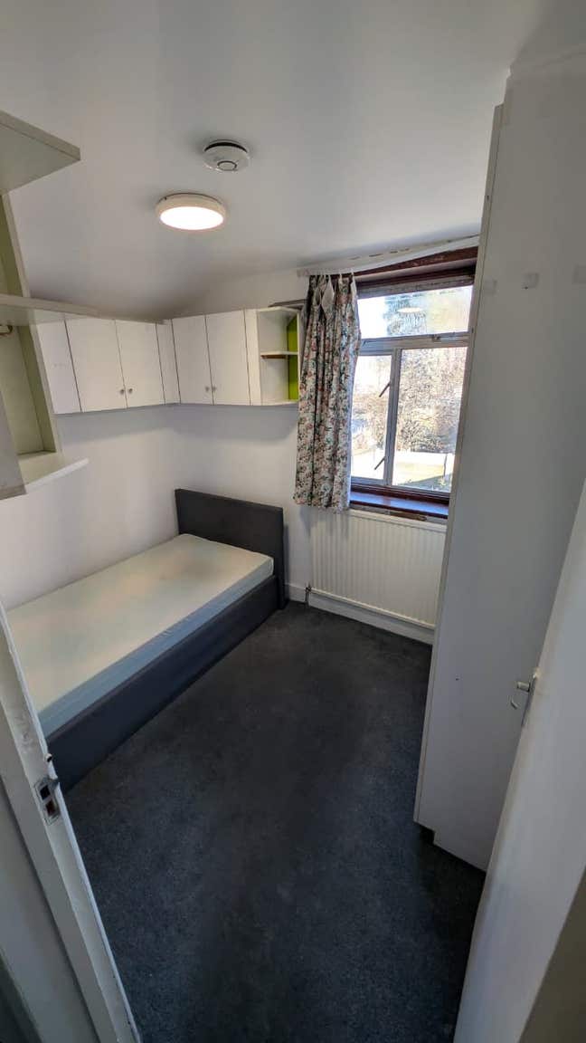 Single room in friendly household  Main Photo