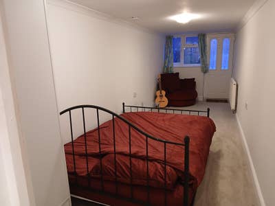 Newly refurbished double room in family house Main Photo
