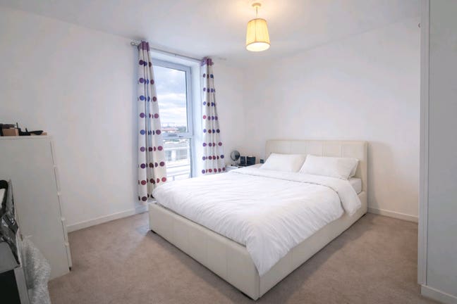 Double room En-suite in a cozy modern flat.  Main Photo