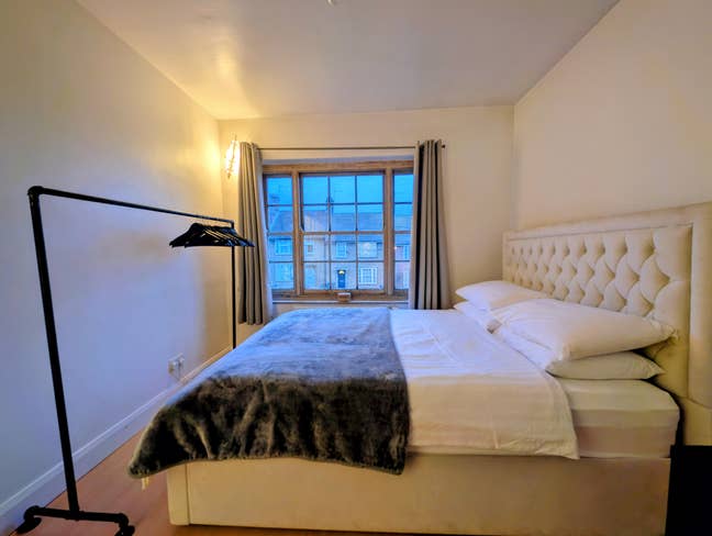 Sunny Double Room in Warm, Creative Nrth Ldn Home Main Photo