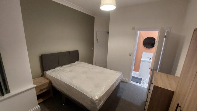 2 x rooms in newly refurbished house (one ensuite) Main Photo