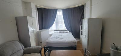 Double Room to Let – River Way, London (N13 5JX) Main Photo