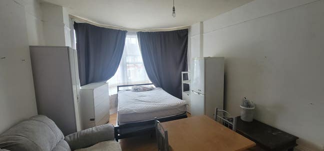 Master Room to Let – River Way, London (N13) Main Photo