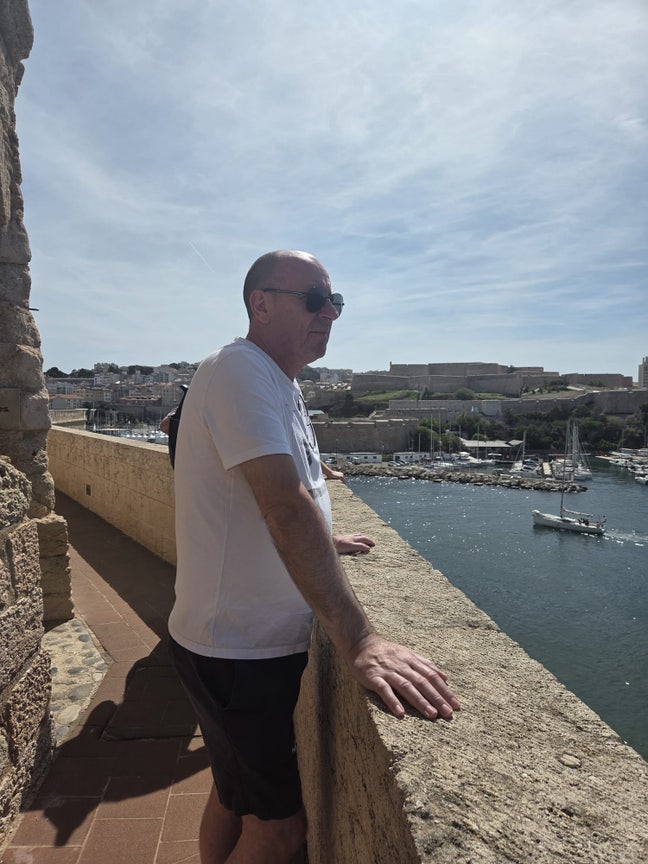 I am a professional male aged 54. I am lookin... Main Photo