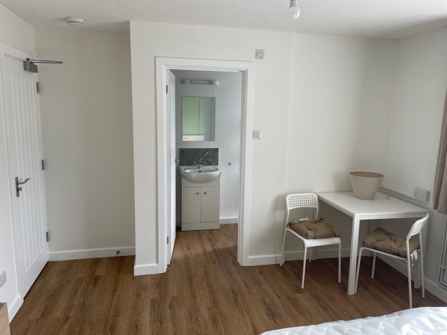 ALL NEW kitchen/bathrooms/flooring/decoration Main Photo