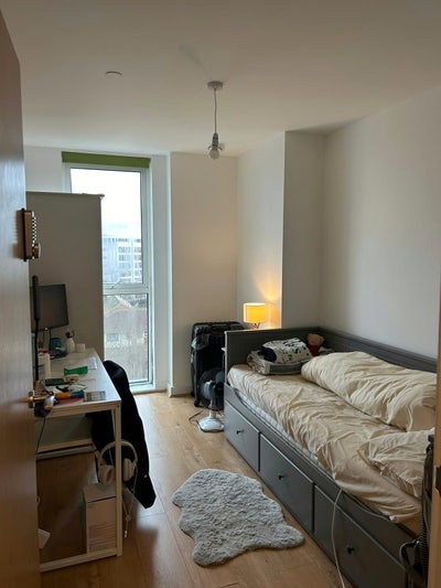 Bright Double + Own Bath • 6-Min Stratford Main Photo