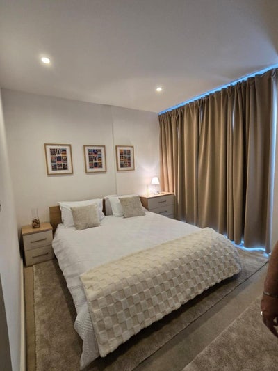 En suite room in large flat Main Photo