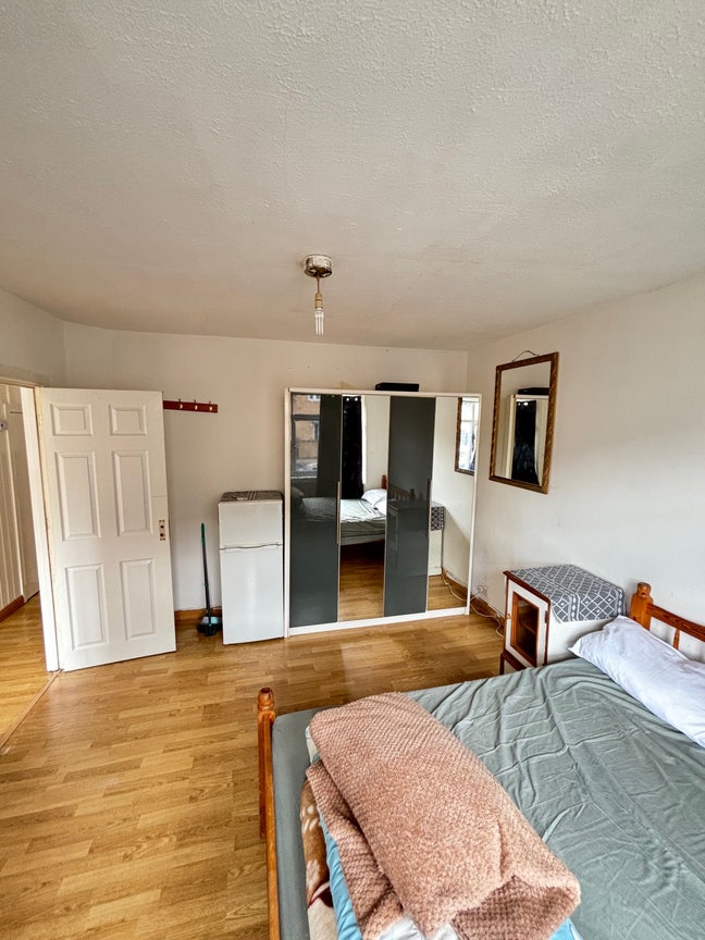 Double Room to LET  Main Photo