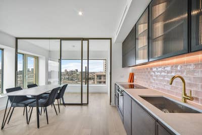 Spacious Room in Modern Riverscape Flat Main Photo