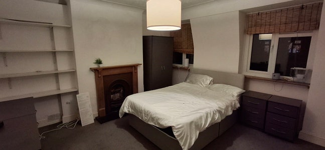 Very spacious double room in 4 room flat Main Photo