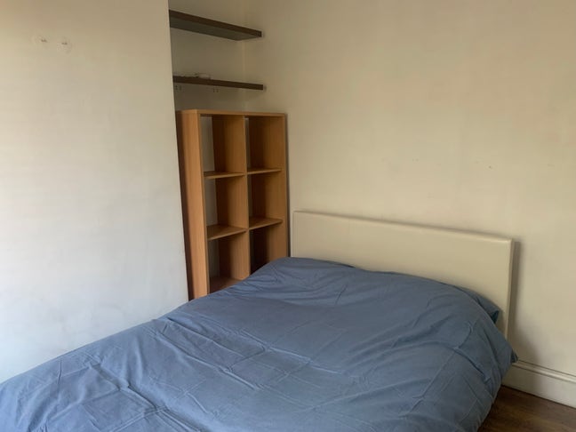 Single room for rent, very close to train station. Main Photo