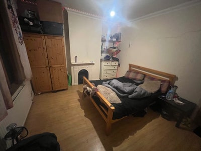 Large finished double room - great location Main Photo