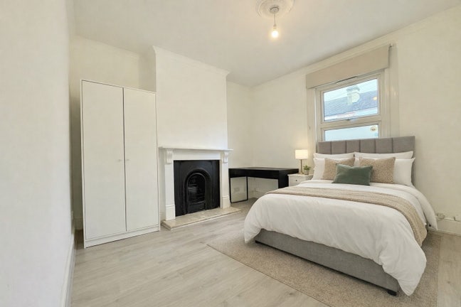 Spacious Comfortable double Room by Elizabeth line Main Photo