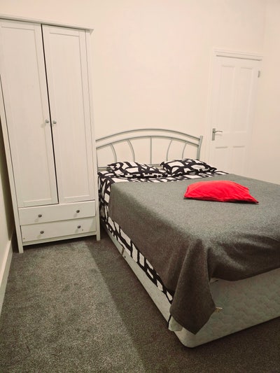 Double bedroom available to rent now Main Photo