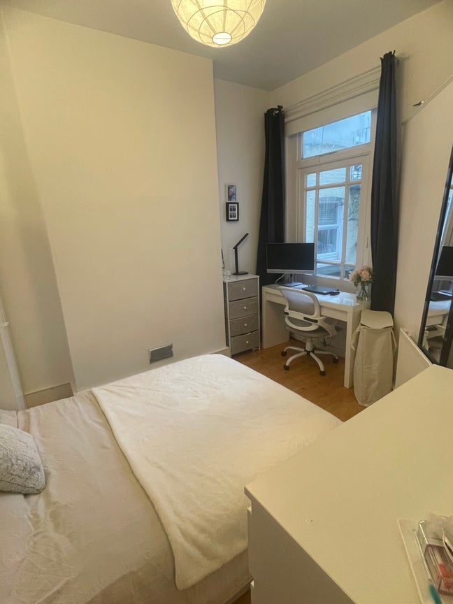 Unfurnished Double Room Available on NorthcoteRoad Main Photo