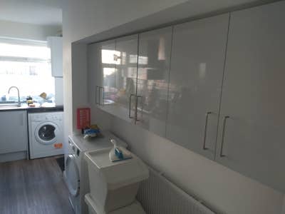 Spacious Master Bedroom in Friendly Mitcham House Main Photo