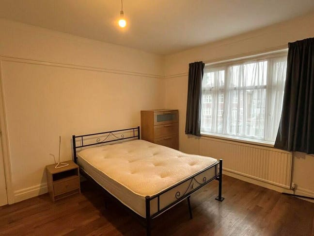 Double Room Available in Spacious House Main Photo