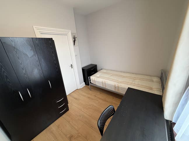 Bedroom 2 mins to Leyton tube - All bills included Main Photo