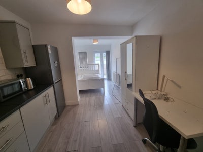 Single bed  bedsit  Main Photo