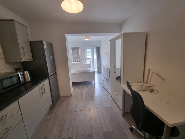 Single bed  bedsit  Main Photo