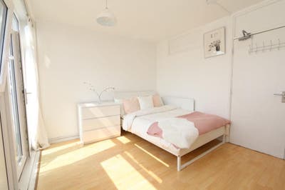 Small Room – Mile End, Steps from Bow Main Photo