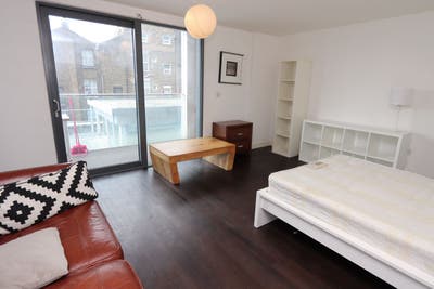 Beautiful large room with balcony in Dalston E8 Main Photo