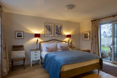 Large, beautifully furnished ensuite with parking Main Photo