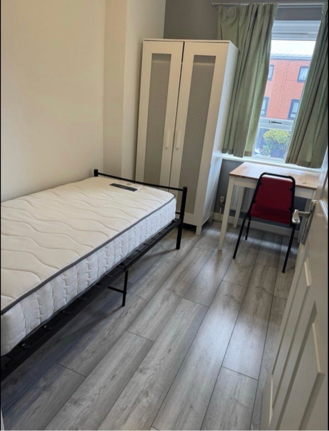 Single Room Needs Clean-Quiet-Considerate Tenant  Main Photo