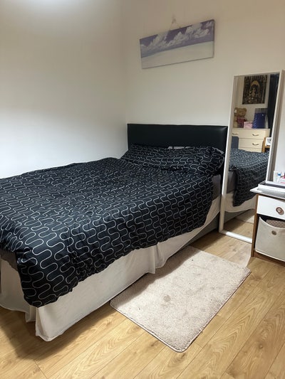 Double room near Kings Hospital for female Main Photo