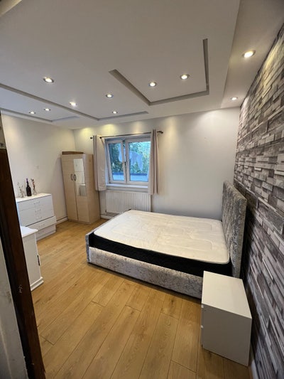 3 bedroom flat in E1 4JD Bethnal Green/Whitechapel Main Photo