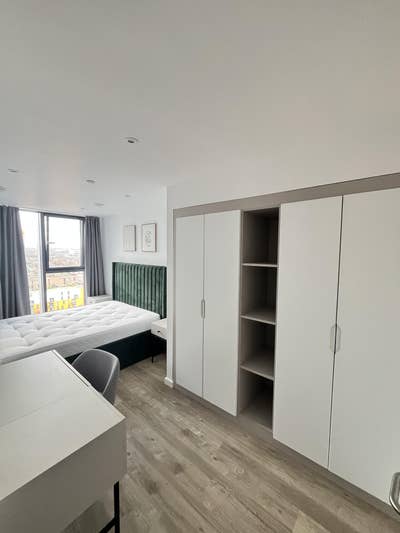 Spacious King-Size Bedroom in Swan Street House Main Photo