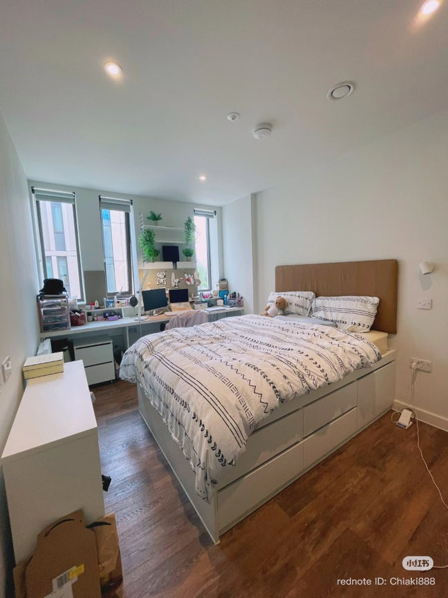 Oxford Student Castle Summer Sublet - ensuite Main Photo