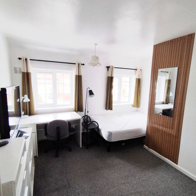 1 master & 1 small double in 3-bed house Acomb Main Photo