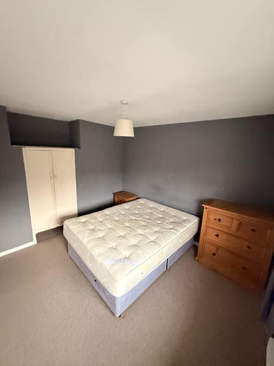 Large double room in newly refurbished house Main Photo