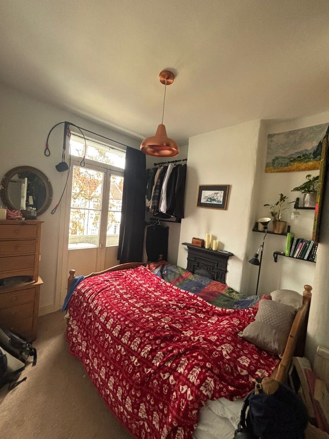 Bright double room with balcony, March short term  Main Photo