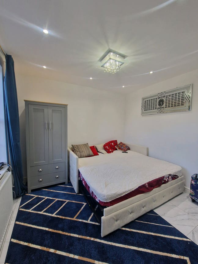 Double room available in Morden Main Photo