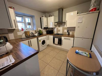 Bright Double Room in 4-Bed Flat – Hackney Main Photo
