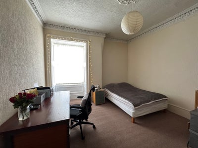 Large Double Bedroom in a Cozy Furnished Flat Main Photo