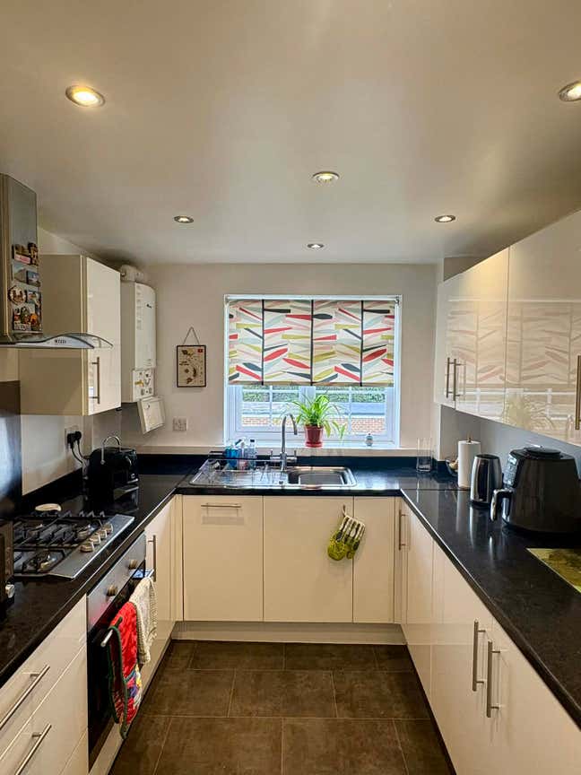 Room Available, 30 mins direct to London Main Photo