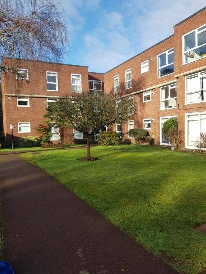 Large double room in gated flat - Weybridge Main Photo